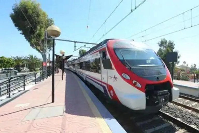 El tren solar experimental conecta pueblos en Castilla-La Mancha